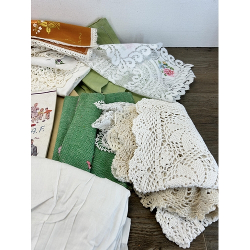 658 - A collection of vintage linen to include lace, embroidered etc.