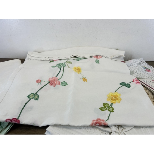 658 - A collection of vintage linen to include lace, embroidered etc.