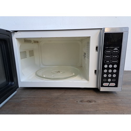 1050 - A Morphy Richards 900w microwave oven