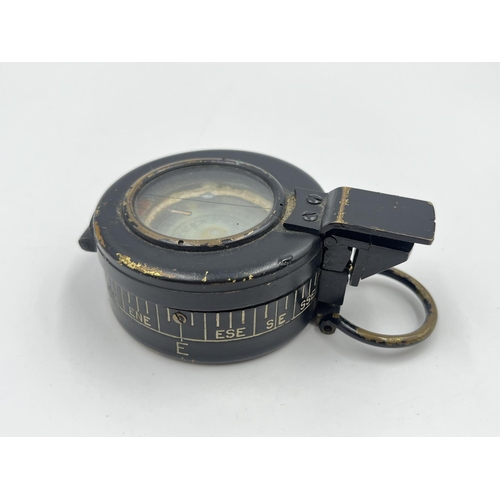 2118 - A WWII Mk III military compass stamped E.A.C. No. B124956, dated 1941 - approx. 6cm diameter