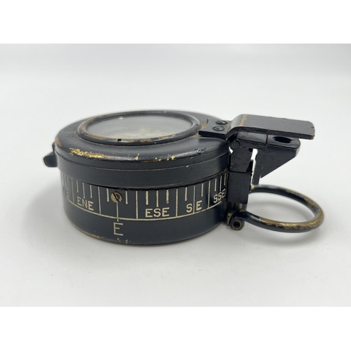 2118 - A WWII Mk III military compass stamped E.A.C. No. B124956, dated 1941 - approx. 6cm diameter