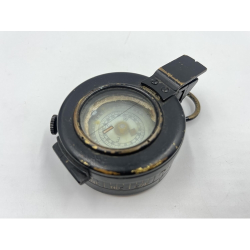 2118 - A WWII Mk III military compass stamped E.A.C. No. B124956, dated 1941 - approx. 6cm diameter