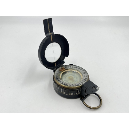 2118 - A WWII Mk III military compass stamped E.A.C. No. B124956, dated 1941 - approx. 6cm diameter