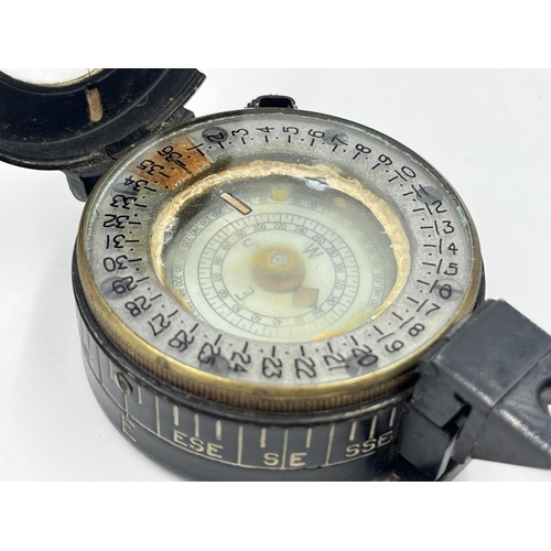 2118 - A WWII Mk III military compass stamped E.A.C. No. B124956, dated 1941 - approx. 6cm diameter