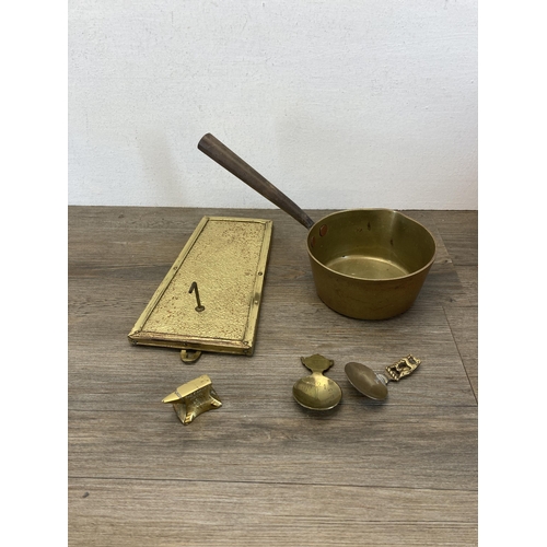 528 - A collection of antique and later metalware to include 19th century brass saucepan, solid brass cand... 