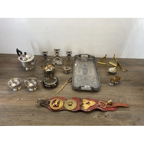 532 - A collection of metalware to include Viners of Sheffield alpha plate three piece tea set, silver pla... 