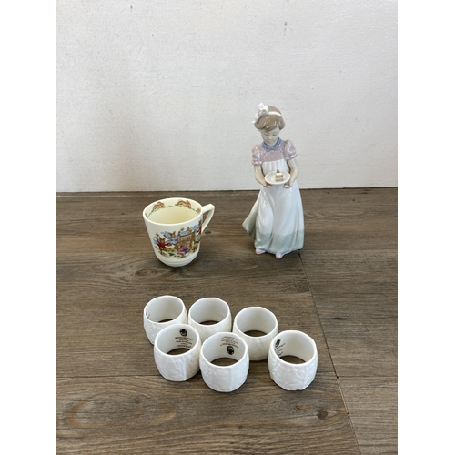 552A - Twelve pieces of ceramics, five pieces of Wedgwood Sarah, six Wedgwood Countryware napkin rings, one... 