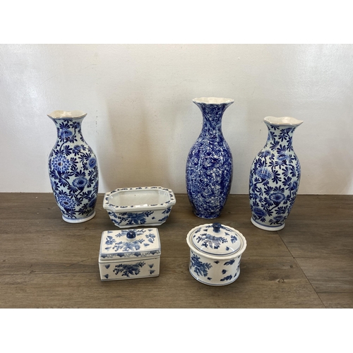 564 - Six pieces of blue and white china - largest approx. 40cm high