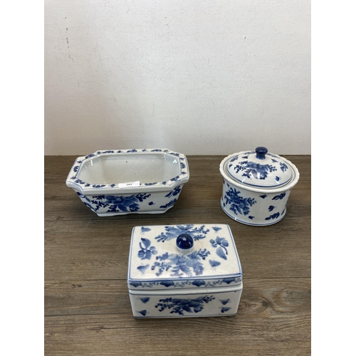 564 - Six pieces of blue and white china - largest approx. 40cm high