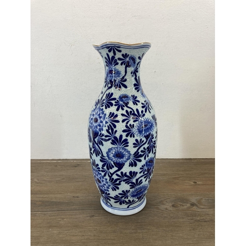 564 - Six pieces of blue and white china - largest approx. 40cm high