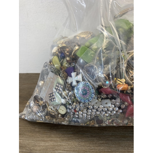 631 - Approx. 10kg of assorted costume jewellery