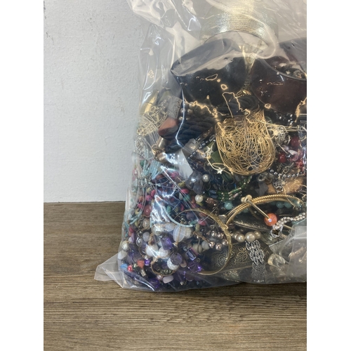 633 - Approx. 10kg of assorted costume jewellery