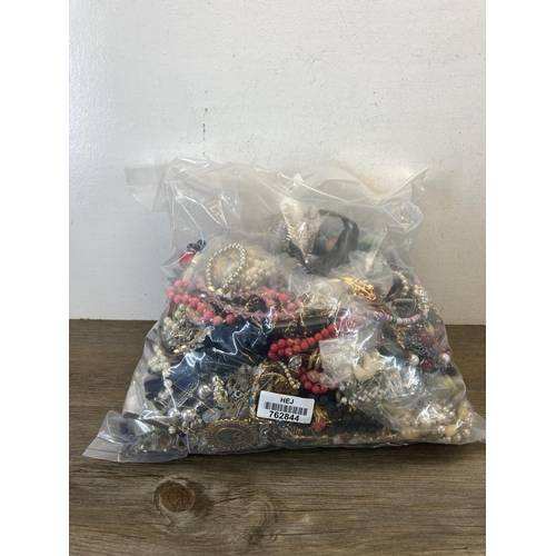 635 - Approx. 10kg of assorted costume jewellery