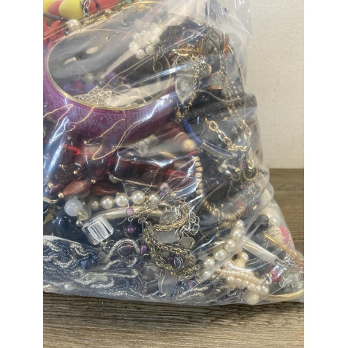 636 - Approx. 10kg of assorted costume jewellery