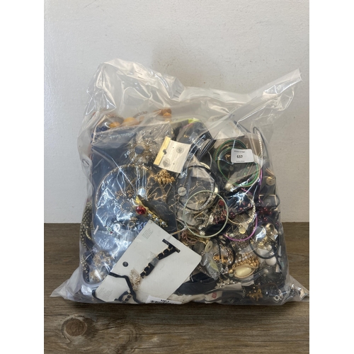 637 - Approx. 10kg of assorted costume jewellery