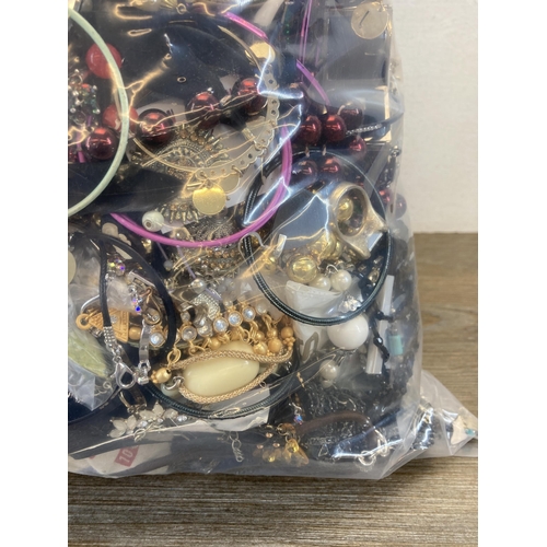 637 - Approx. 10kg of assorted costume jewellery