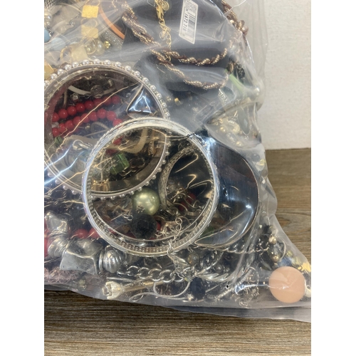 638 - Approx. 10kg of assorted costume jewellery