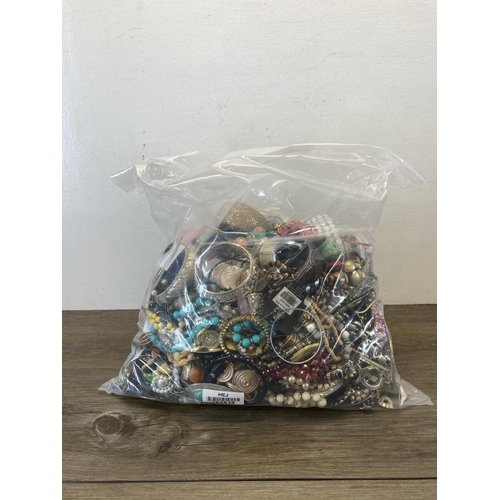 639 - Approx. 10kg of assorted costume jewellery