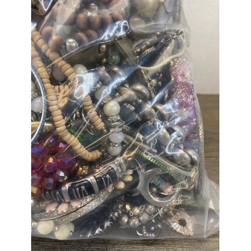 639 - Approx. 10kg of assorted costume jewellery