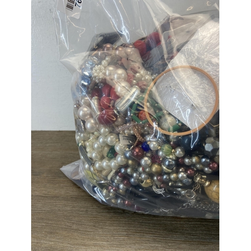 652 - Approx. 10kg of assorted costume jewellery