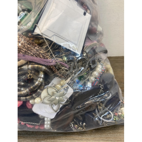 653 - Approx. 10kg of assorted costume jewellery