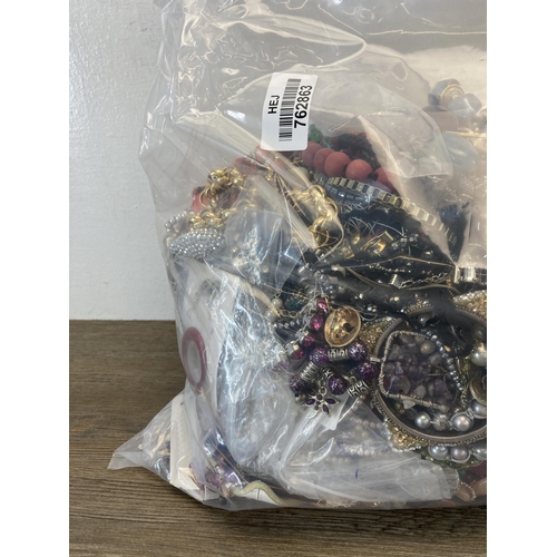 656 - Approx. 10kg of assorted costume jewellery