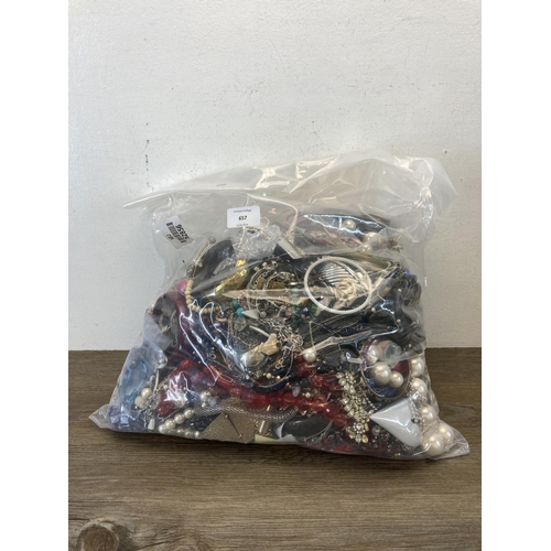 657 - Approx. 10kg of assorted costume jewellery