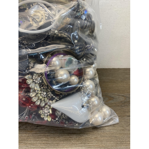 657 - Approx. 10kg of assorted costume jewellery