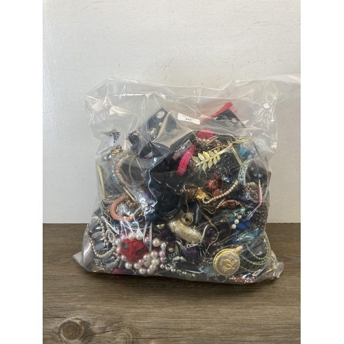 659 - Approx. 10kg of assorted costume jewellery