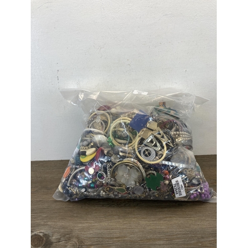 660 - Approx. 10kg of assorted costume jewellery