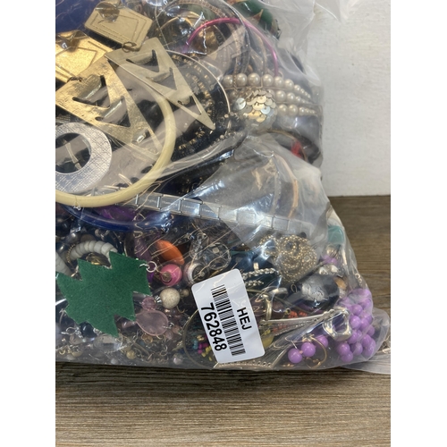 660 - Approx. 10kg of assorted costume jewellery