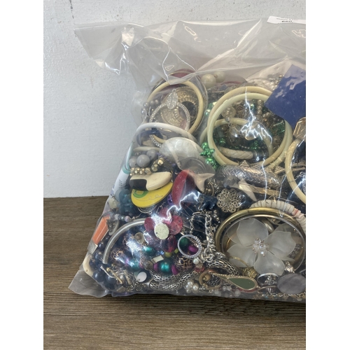 660 - Approx. 10kg of assorted costume jewellery