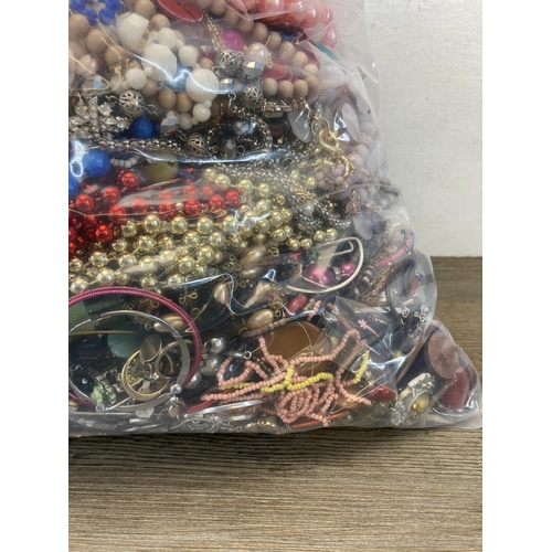 661 - Approx. 10kg of assorted costume jewellery