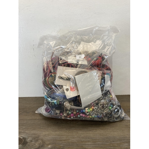 662 - Approx. 10kg of assorted costume jewellery