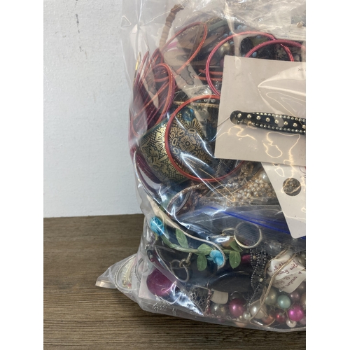 662 - Approx. 10kg of assorted costume jewellery