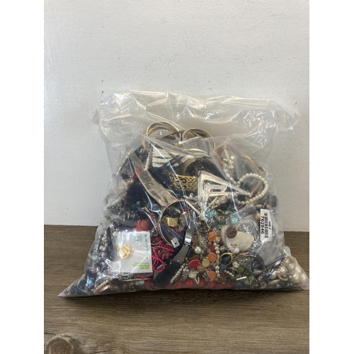 663 - Approx. 10kg of assorted costume jewellery