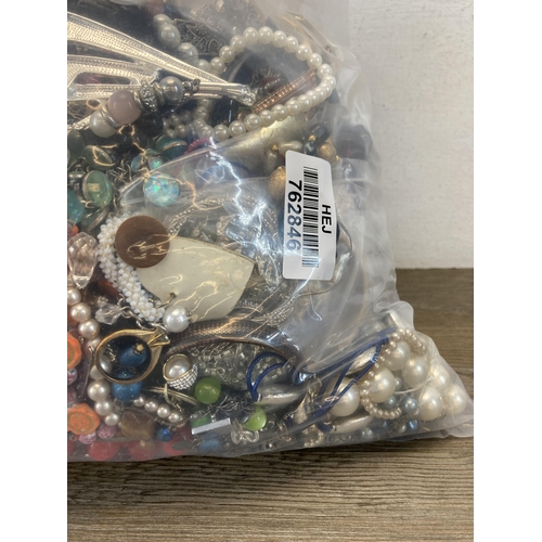 663 - Approx. 10kg of assorted costume jewellery