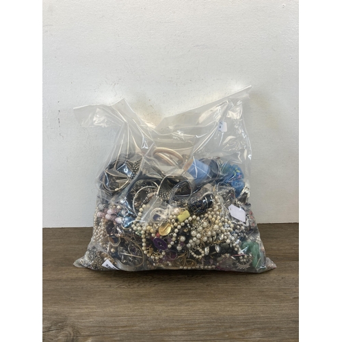 669 - Approx. 10kg of assorted costume jewellery