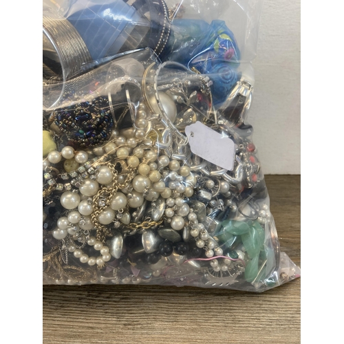 669 - Approx. 10kg of assorted costume jewellery