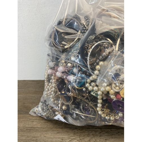 669 - Approx. 10kg of assorted costume jewellery