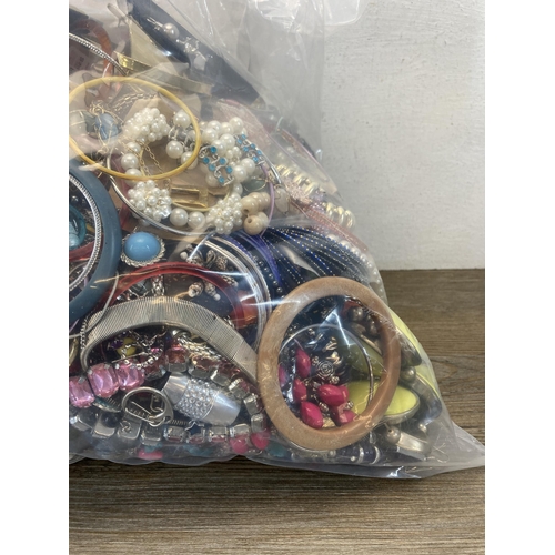 670 - Approx. 10kg of assorted costume jewellery