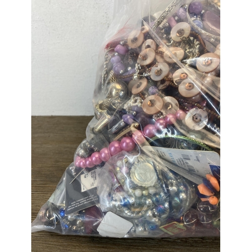 673 - Approx. 10kg of assorted costume jewellery