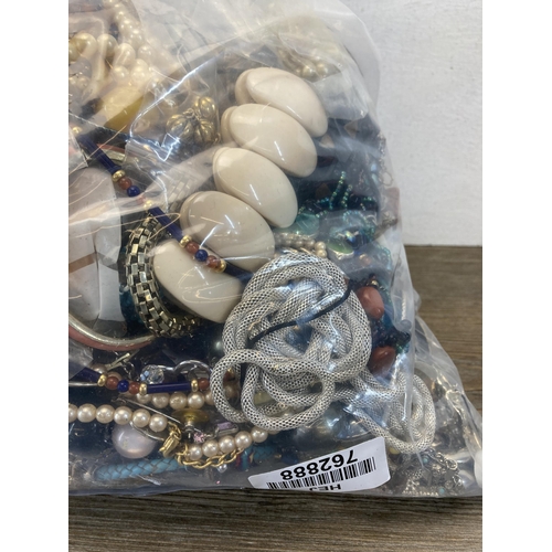 675 - Approx. 10kg of assorted costume jewellery