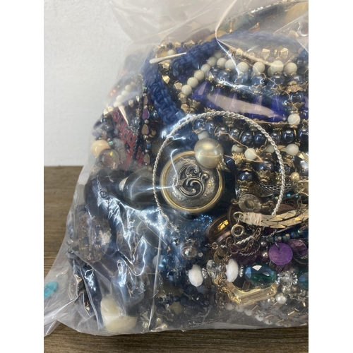 675 - Approx. 10kg of assorted costume jewellery