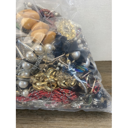 676 - Approx. 10kg of assorted costume jewellery