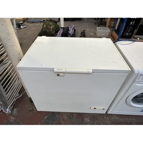 1023 - A Frigidair FC1039R chest freezer - approx. 94cm wide