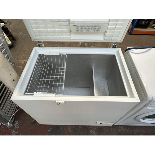 1023 - A Frigidair FC1039R chest freezer - approx. 94cm wide