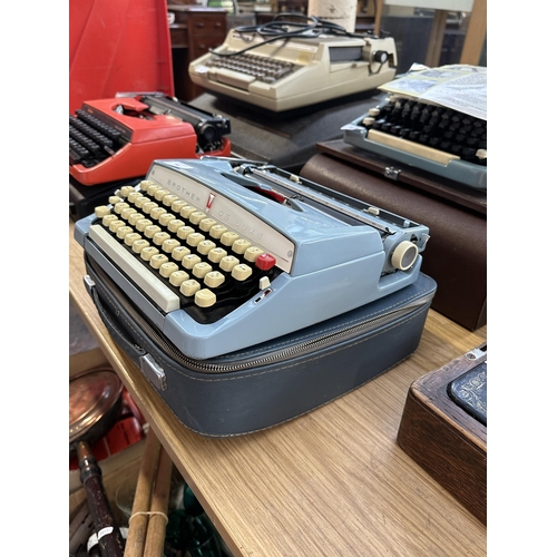 986 - A case Brother De luxe portable typewriter