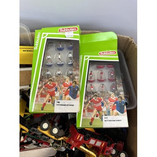 481 - A collection of toys to include boxed Subbuteo 740 Tottenham Hotspur figures, Tonka Forklift, die-ca... 