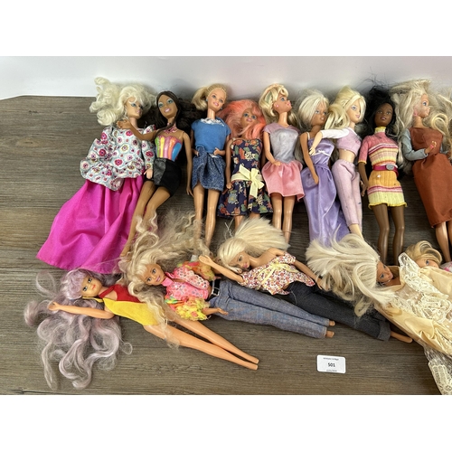 501 - A collection of vintage and modern dolls to include Sindy, 1966 Mattel Barbie etc.